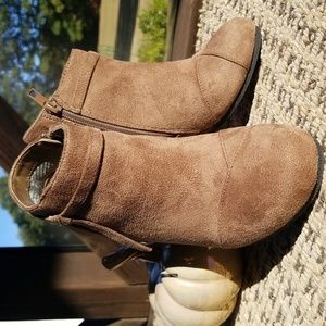 🍁Boots Time Again!🌾🍂            Like new Taupe Suede Ankle Boots.